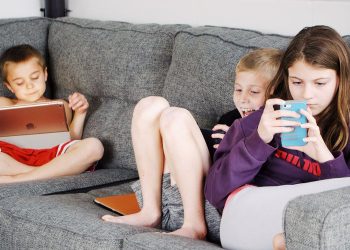 mengatasi-anak-ketergantungan-gadget